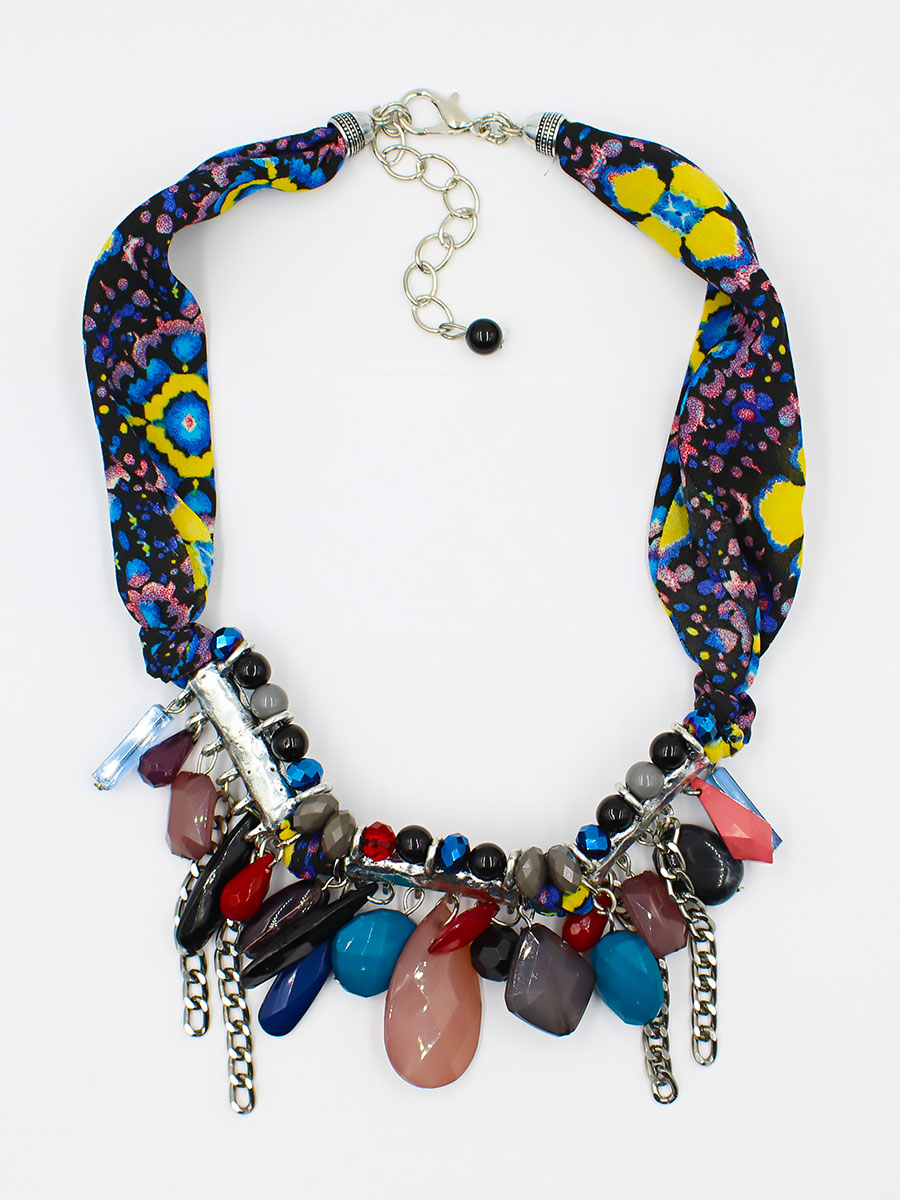 Колье Taya, цвет: серебристый, мультиколор. T-B-12006-NECK-SL.MULTIT-B-12006-NECK-SL.MULTI Колье Taya, цвет: серебристый, мультиколор. T-B-12006-NECK-SL.MULTIT-B-12006-NECK-SL.MULTIНа текстильном шарфике с помощью крупных серебряных скоб из жеваного металла крепятся разной огранки и состава бусины. Тон украшения задается терракотовыми подвесками. Все цвета колье сочные и нарядные, добавляют восторженности и трепетного волнения. Размеры: длина 44,0 см + удлинение 8,0 см, ширина колье около 7,0 см, длина украшения по длине колье 20,0 см.