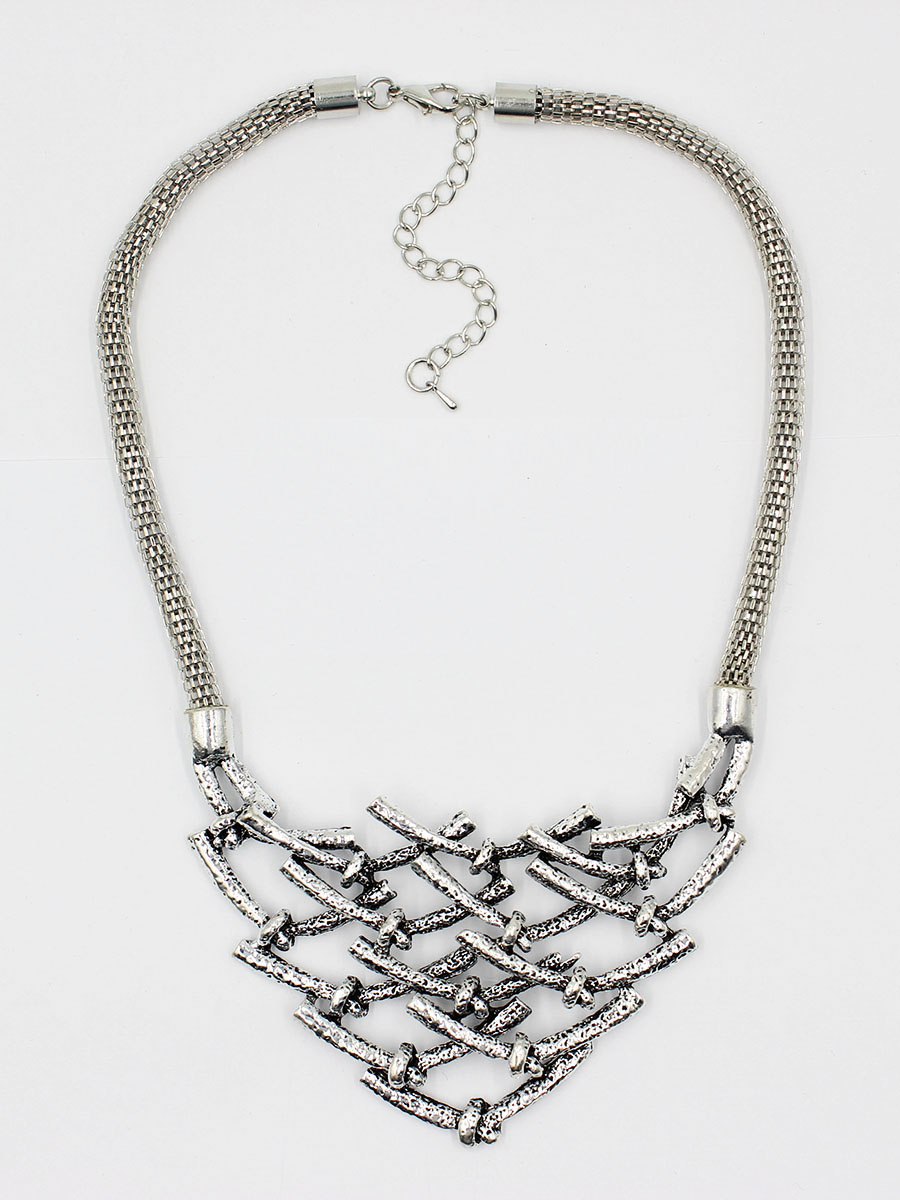 Колье Taya, цвет: серебристый. T-B-12050-NECK-SILVERT-B-12050-NECK-SILVER Колье Taya, цвет: серебристый. T-B-12050-NECK-SILVERT-B-12050-NECK-SILVERКолье под горло цвета темного тонированного серебра. В центре решетка с узелками треугольной формы. Украшение не утяжелено никакими дополнительными деталями, оно модно и лаконично. Размеры: длина 38 см + удлинение 6,0 см, центральная часть 9,5 х 5,0 см.