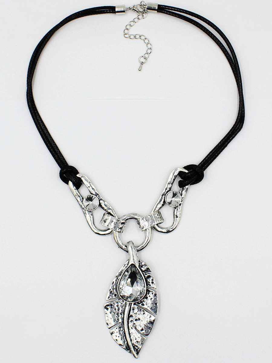 Колье Taya, цвет: серебристый. T-B-12060-NECK-SILVERT-B-12060-NECK-SILVER Колье Taya, цвет: серебристый. T-B-12060-NECK-SILVERT-B-12060-NECK-SILVERРедкое и практически антикварное украшение. Серебряные детали с патиной совершенно очаровательны. Металл неоднороден, где-то он тоньше, где-то толще, словно время наложило отпечаток, состарив его, но придав шарм и раритетность. Размеры: длина 50 см плюс удлинение 7,0 см, лист 8,0 х 4,0 см.