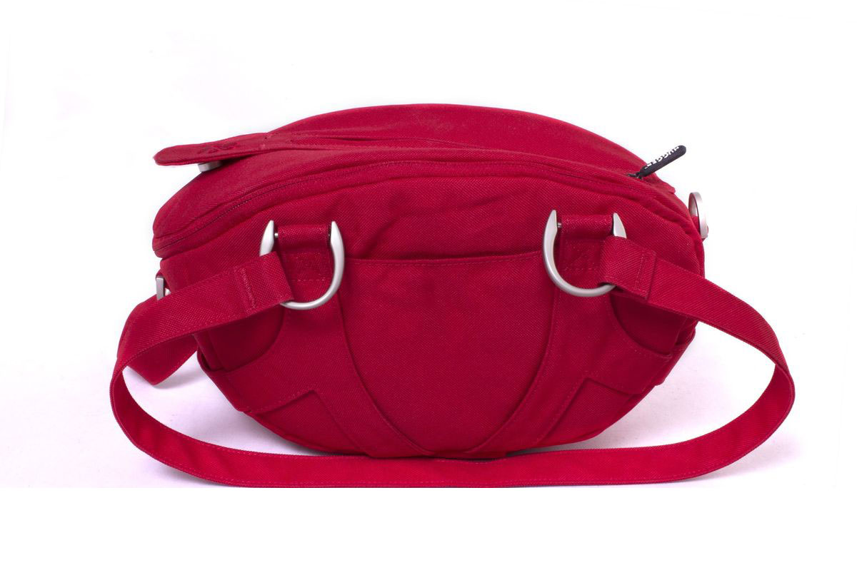 Hugger Cherry Giraffe, Red сумка для фотокамеры2083 Hugger Cherry Giraffe, Red сумка для фотокамеры2083Hugger Cherry Giraffe - необычайно элегантная женская сумка для зеркальной камеры с металлическими кольцами и креплениями. Ленты на каждой стороне символизируют двух обнимающихся жирафов. Расстегнув центральную молнию, вы легко получите доступ к содержимому сумки. Мягкие внутренние перегородки могут быть удалены или перемещены для большего удобства. Передний карман для мелких аксессуаров и личных вещей. Петли с двух сторон позволяют закрепить небольшой чехол или бутыль с водой. Эта сумка подходит для зеркальной камеры с объективом, второго объектива, небольшой вспышки и других аксессуаров. Съемный чехол для хранения карт памяти и запасного аккумулятора Толстые стенки для надежной защиты камеры от механических повреждений Высокий уровень защиты от влаги Легкий вес Противодождевой чехол и фирменный платок в комплекте