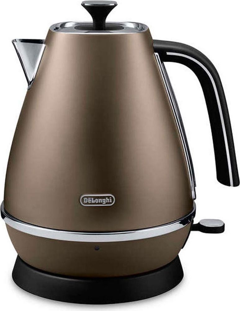 DeLonghi Distinta KBI2001, Bronze электрочайник0210110020 DeLonghi Distinta KBI2001, Bronze электрочайник0210110020Чайник DeLonghi Distinta KBI2001 – это прибор, каждая деталь которого не просто красива, но и эргономична. Открывать и закрывать крышечку очень удобно, а носик имеет специальную форму для того, чтобы вы не пролили ни капли. Дизайнерская серия Distinta – хромированные детали и необычные цвета. Этот чайник станет украшением вашей кухни. DeLonghi Distinta KBI2001 имеет индикатор уровня воды, благодаря наличию которого вы всегда будете знать, когда в чайник понадобится долить жидкость. Мощности устройства хватает для того, чтобы закипятить воду за считанные секунды. Чайник поместится даже на самой маленькой кухне. Чайник может поворачиваться на основании на 360°, поэтому им сможет пользоваться как правша, так и левша. Тройная система безопасности – гарантия того, что, используя чайник вы не обожжетесь.