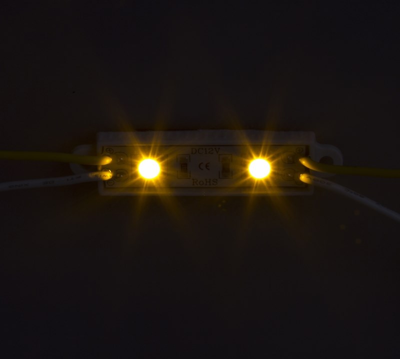 Модуль светодиодный, IP67 влагозащищенный, 2 SMD 5050 LED, ЖЕЛТЫЙ141-402 Модуль светодиодный, IP67 влагозащищенный, 2 SMD 5050 LED, ЖЕЛТЫЙ141-402Светодиодные модули. При помощи светодиодных модулей изготавливаются объемные буквы, различные световые короба, декоративная подсветка интерьера, фасадное освещение. Наметилась тенденция к замене светодиодными модулями неона во внутренней подсветке больших букв. При их использовании отпадает надобность в установке каждого светодиода по отдельности, поэтому время на монтаж существенно сокращается. Это стало причиной отказа от применения локальных светодиодов в пользу модулей. В нашем каталоге представлены все возможные варианты светодиодных модулей, включающие от 2-х до 6 диодов всех основных цветов. Светодиодный модуль может служить свыше 50 000 часов, а энергии он потребляет почти в 10 раз меньше, чем лампы накаливания. Применение таких приборов ведет к заметной экономии электроэнергии.