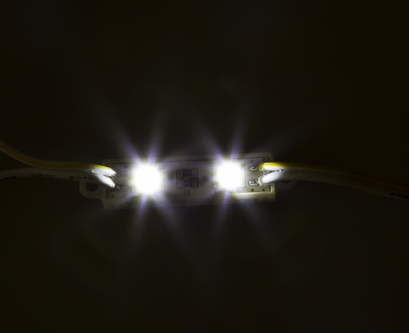 Модуль светодиодный, IP67 влагозащищенный, 2 SMD5050 LED, БЕЛЫЙ141-405 Модуль светодиодный, IP67 влагозащищенный, 2 SMD5050 LED, БЕЛЫЙ141-405Светодиодные модули. При помощи светодиодных модулей изготавливаются объемные буквы, различные световые короба, декоративная подсветка интерьера, фасадное освещение. Наметилась тенденция к замене светодиодными модулями неона во внутренней подсветке больших букв. При их использовании отпадает надобность в установке каждого светодиода по отдельности, поэтому время на монтаж существенно сокращается. Это стало причиной отказа от применения локальных светодиодов в пользу модулей. В нашем каталоге представлены все возможные варианты светодиодных модулей, включающие от 2-х до 6 диодов всех основных цветов. Светодиодный модуль может служить свыше 50 000 часов, а энергии он потребляет почти в 10 раз меньше, чем лампы накаливания. Применение таких приборов ведет к заметной экономии электроэнергии. Светодиодный модуль, длина 34мм, ширина 29мм, высота 13мм, 2 SMD светодиода 5050 повышенной яркости, угол рассеивания 140 градусов, расстояние между модулями 60мм, питание: 12 вольт DC, в упаковке 5