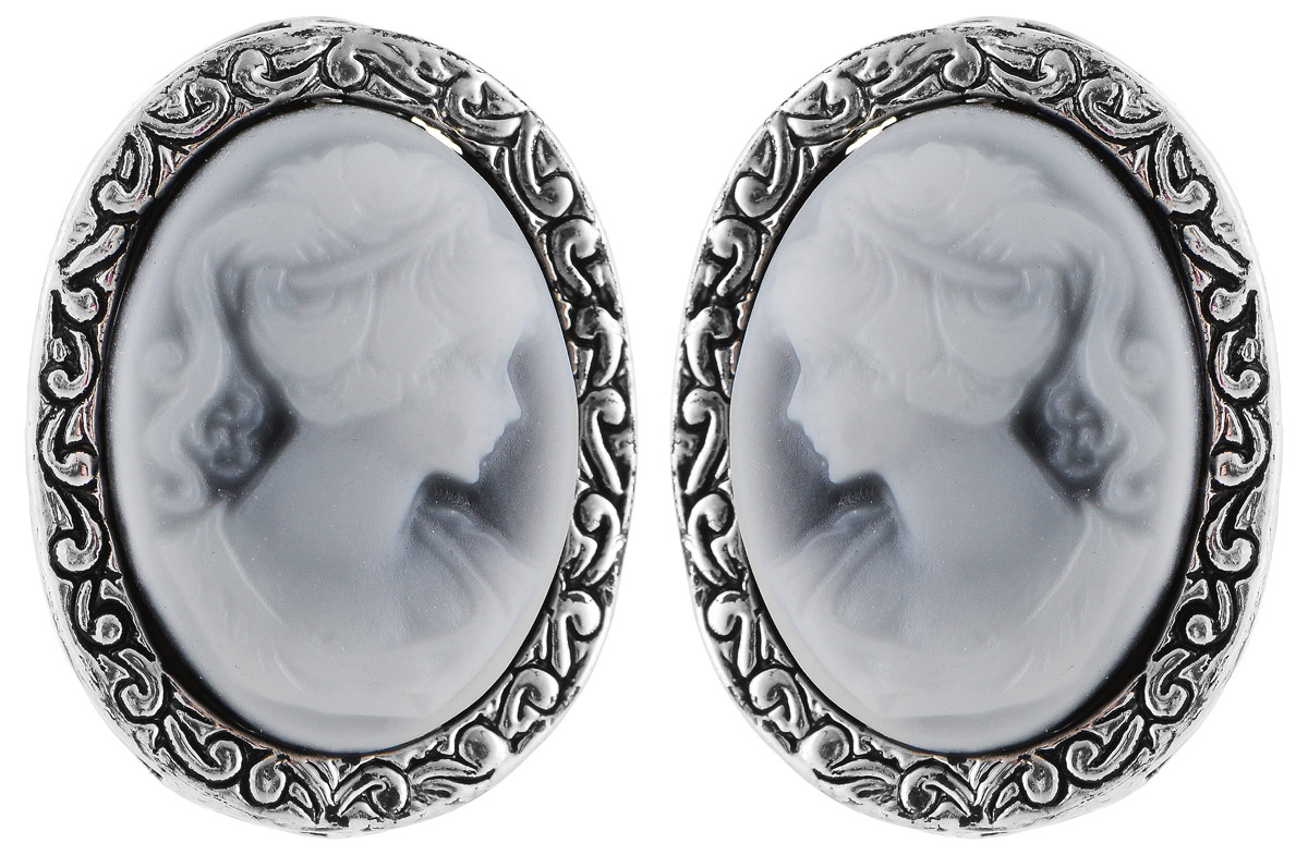 Серьги Vittorio Richi, цвет: серебристый. 9958599vr9958599vr Серьги Vittorio Richi, цвет: серебристый. 9958599vr9958599vrСерьги Vittorio Richi выполнены из металла. Декоративный элемент выполнен в овальной форме и оформлен вставкой с гравированным рисунком. Изделие застегивается с помощью замка-гвоздика с заглушкой.