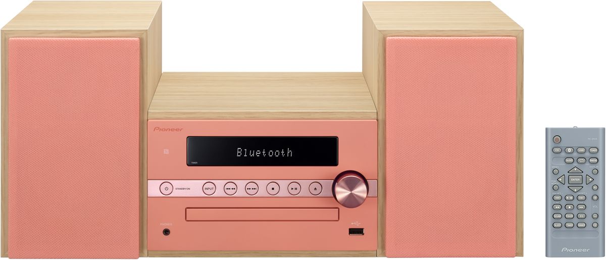 Pioneer X-CM56, Coral музыкальный центр1500175 Pioneer X-CM56, Coral музыкальный центр1500175Система Pioneer X-CM56 достаточно небольшая, чтобы помещаться практически в любом месте, и достаточно большая, чтобы и гостиную наполнить достаточным звучанием. Интеллектуальный, навеянный скандинавскими мотивами, дизайн допускает различные варианты установки и может благодаря четырем различным цветовым сочетаниям безупречно интегрироваться в любой интерьер: наряду со стилизацией под дерево с классическими белыми и черными передними панелями, в качестве свежих штрихов на выбор представляются такие цветовые сочетания, как бук с абрикосом и бук с мятой. В музыкальном плане здесь правит разнообразие: к таким классическим источникам, как FM-радио и CD- проигрыватель, присоединились смартфоны и карты памяти, причем последние просто вставляются в USB-порт на передней панели, а первые подключаются по беспроводной сети через NFC/Bluetooth и всего лишь одним движением руки. Независимо от местоположения звучание X-CM 56 удивит вас, так как ее...