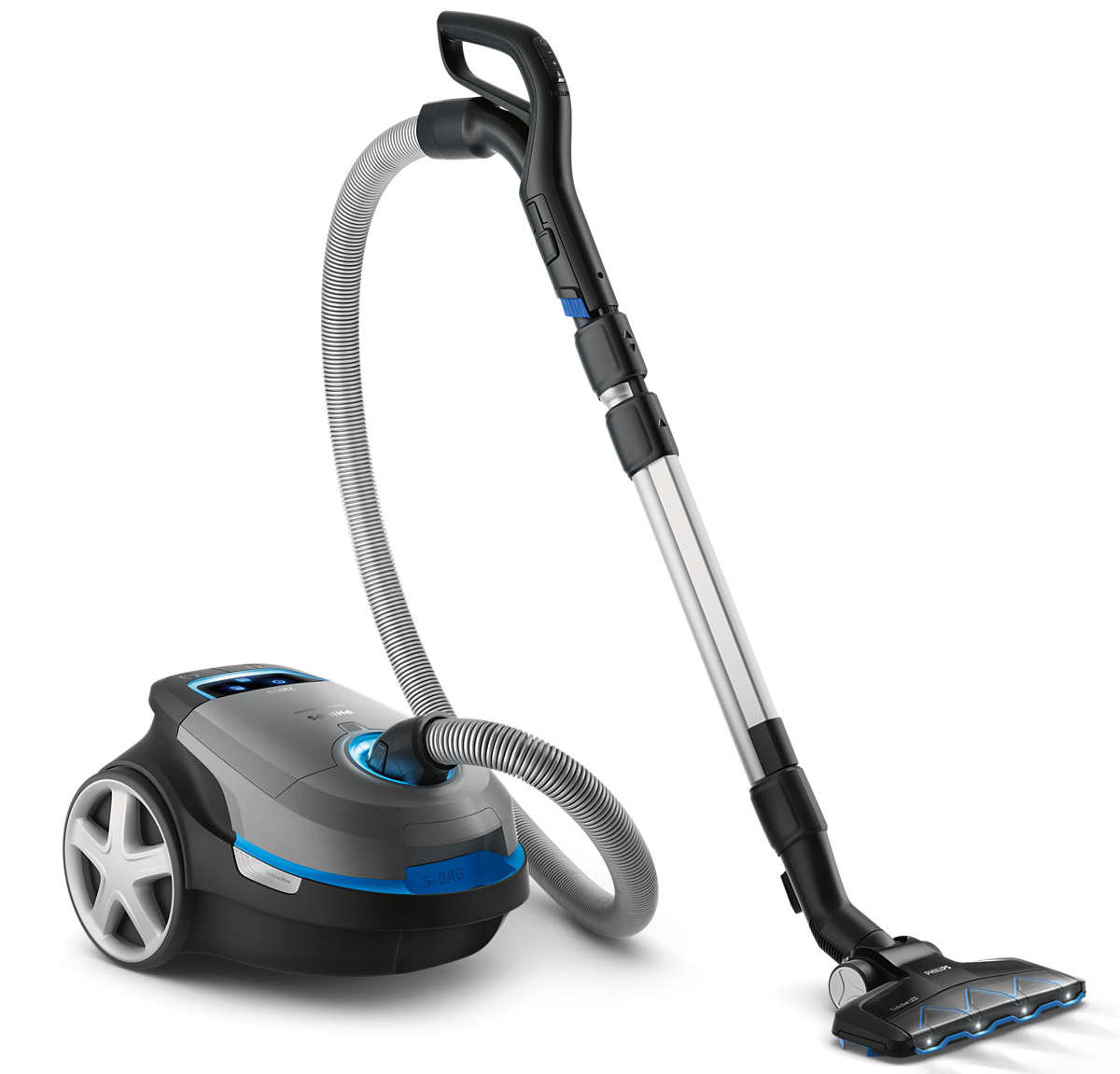 Philips Performer Ultimate FC8924/01 мешковый пылесосFC8924/01 Philips Performer Ultimate FC8924/01 мешковый пылесосFC8924/01Мешковый пылесос Philips Performer Ultimate FC8924/01 необходим каждой хозяйке. Уникальная технология AirflowMax помогает поддерживать мощность всасывания на высоком уровне в течение всего срока эксплуатации мешка. Эффективность технологии основана на трех ключевых факторах: 1) уникальный профиль ребер внутри пылесборника максимально усиливает поток воздуха вокруг мешка, позволяя использовать весь его объем; 2) специальная конструкция вместительного контейнера для сбора пыли обеспечивает равномерное наполнение мешка; 3) высококачественный и волокнистый материал позволяет порам мешка не забиваться пылью, поэтому мощность всасывания не уменьшается. Благодаря уникальному резиновому слою бесщеточная насадка не спутывает собранные с пола волосы, предотвращая образование клубков внутри. Плоская конструкция, прилегающая к поверхности, позволяет добраться до многих труднодоступных участков. Система хранения насадок включает в...