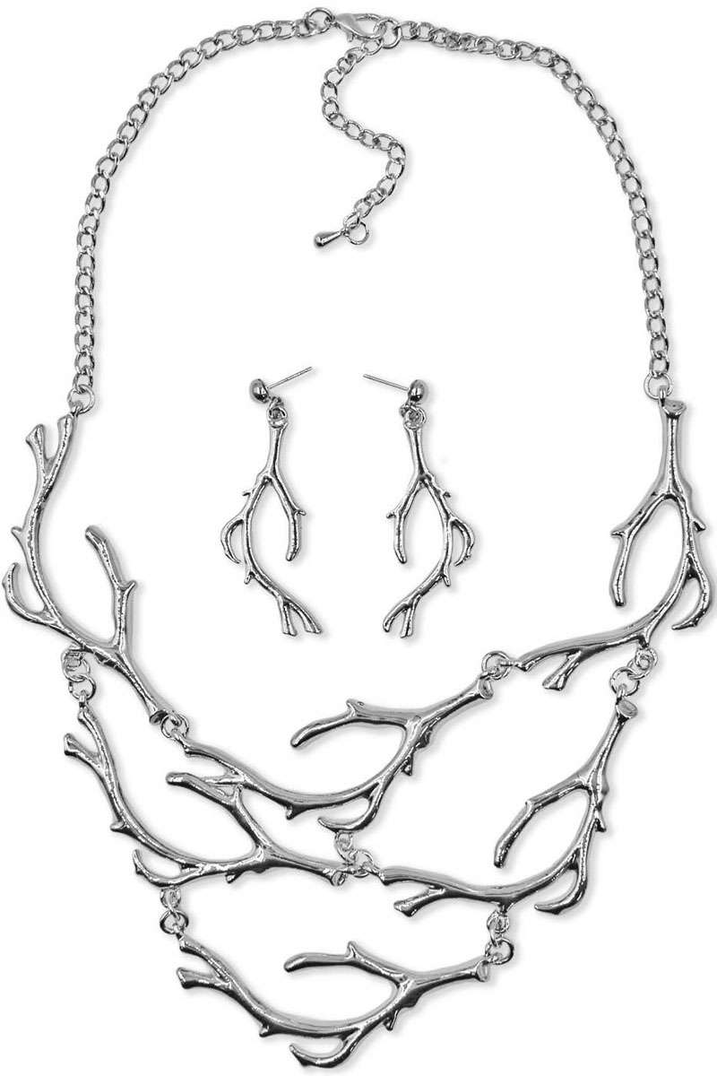 Набор бижутерии (колье, серьги) Taya, цвет: серебристый. T-B-9297-SET-SILVERT-B-9297-SET-SILVER Набор бижутерии (колье, серьги) Taya, цвет: серебристый. T-B-9297-SET-SILVERT-B-9297-SET-SILVERКомплект украшений из колье и сережек. Серьги-гвоздики с заглушками металл-пластик. Оригинальное колье выполнены в виде веток дерева, скрепленных между собой в произвольной форме. С обратной стороны колье гладкое, с лицевой веточки выглядят объемно. Размеры: колье: длина 48 см+6 см удлинение, центральная часть 22*9 см, серьги 6*2 см
