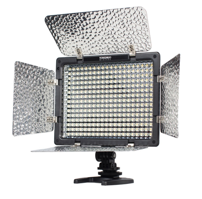 YongNuo LED YN-300 осветитель светодиодный для фото и видеокамер с дуYN-300 YongNuo LED YN-300 осветитель светодиодный для фото и видеокамер с дуYN-300Мощный профессиональный светодиодный светильник для любых фото или видеокамер на 300 ярких светодиодах. Для постоянного свечения. Питание от литий-ионных аккумуляторов серии Sony NP или их клонов. Ступенчатый цифровой регулятор яркости (диммер). Кронштейн для крепления к фото / видеокамере на горячий башмак.Ножка- подставка для установки на поверхность или на фотоштатив / фотостойку. Съемные цветовые фильтры для изменения цветовой температуры 5600K / 3200K. Есть пульт ДУ, которым не только можно регулировать яркость света на приборе, но и управлять затвором (спуском) камер Canon, Nikon,Sony и Pentax - для этого на пульте имеются отдельные кнопки. Световой поток: 2280 Лм Цветовая температура: 5500К Угол освещения: 55 градусов Дальность дистанционного управления: до 8 м
