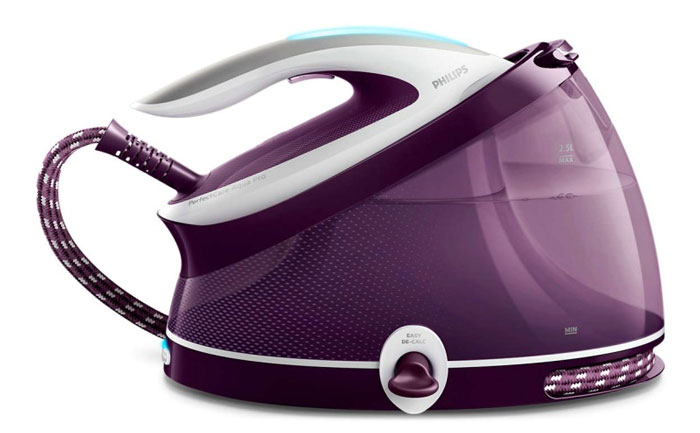 Philips GC9315/30 парогенераторGC9315/30 Philips GC9315/30 парогенераторGC9315/30Прибор Philips PerfectCare Aqua Pro оснащен сверхлегким утюгом и большим резервуаром для воды (2,5 л), что идеально подходит для долгого глажения и удобного вертикального отпаривания. Резервуар для воды имеет увеличенный объем 2,5 л, чтобы вы могли непрерывно использовать парогенератор в течение 3 часов, не доливая воду в резервуар. Вы также сможете легко контролировать уровень воды с любой стороны благодаря прозрачному материалу резервуара. Резервуар также оснащен большим удобным отверстием, которое позволяет наполнять его под краном, из кувшина или бутылки в любое время, прямо во время глажения. Регулярная очистка от накипи защищает утюг и обеспечивает качественную подачу пара. Уникальная, тщательно продуманная функция Easy De-Calc Plus эффективно очищает от накипи и продлевает срок службы парогенератора. Звуковой и световой индикаторы утюга сообщают о необходимости проведения очистки. Просто дайте прибору остыть, снимите клапан Easy De-Calc и...