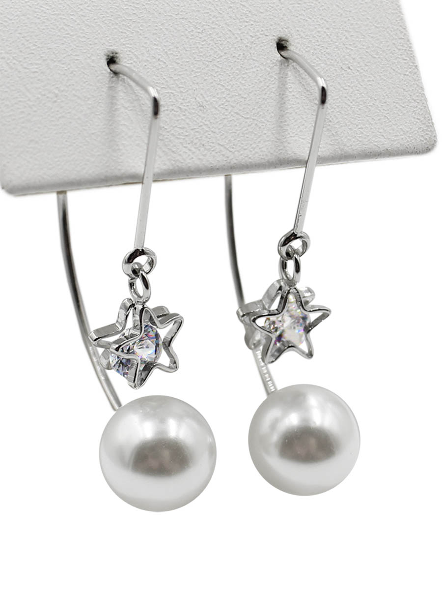 Серьги Taya, цвет: серебристый. T-B-12355T-B-12355-EARR-SILVER Серьги Taya, цвет: серебристый. T-B-12355T-B-12355-EARR-SILVERСерьги с интересным способом застежки: тоненькая дуга вставляется в прокол в мочке уха. Изготовлены из бижутерного сплава. Жемчужина одевается с одной стороны, а с другой стороны оформлена симпатичная, несъемная звездочка с капелькой-кристаллом.