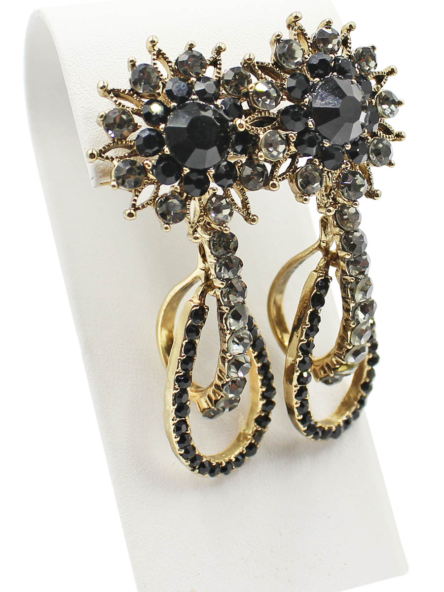 Серьги Taya, цвет: золотистый, черный. T-B-12464T-B-12464-EARR-GL.BLACK Серьги Taya, цвет: золотистый, черный. T-B-12464T-B-12464-EARR-GL.BLACKСерьги-гвоздики с заглушкой металл-пластик. Многослойные и многоуровневые серьги. Верхняя часть в виде цветка-солнышка, нижняя состоит из двух петель, вставленных одна в другую. Все кристаллы в серо-черной гамме.
