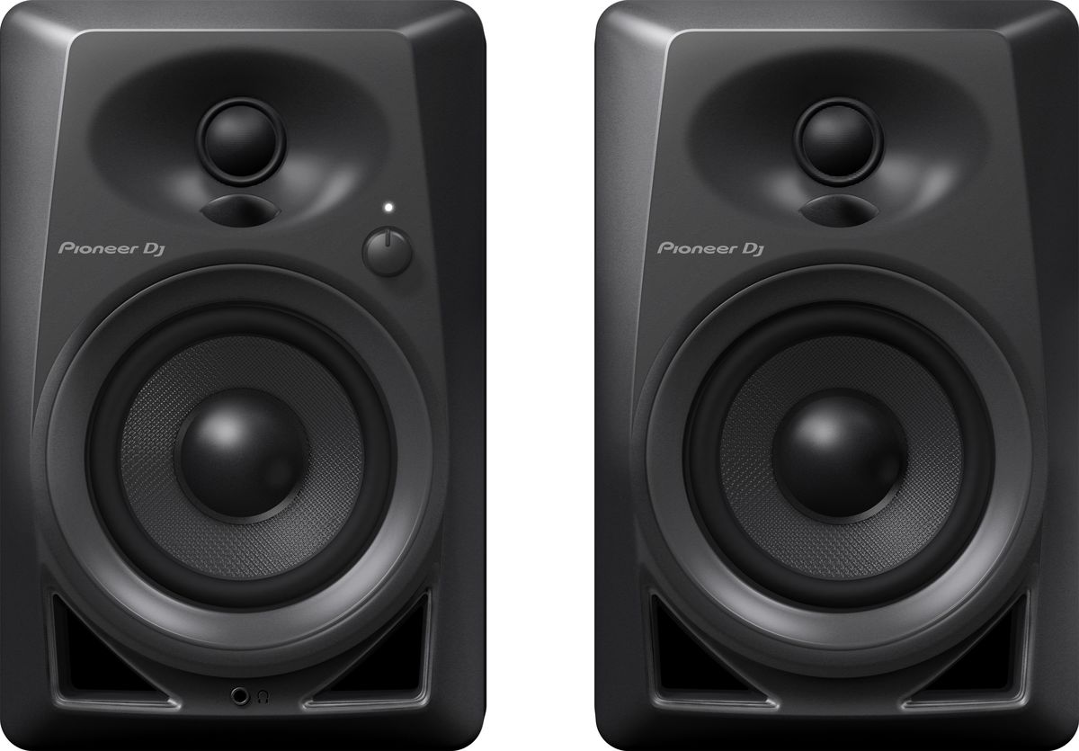 Pioneer DM-40 активная акустическая система (пара)381272 Pioneer DM-40 активная акустическая система (пара)381272Компактные мониторы Pioneer DM-40 построены с использованием высококачественных компонентов от дочернего бренда Pioneer Pro Audio – TAD. Так же, в новой модели применены технологии из профессиональных DJ мониторов серии S-DJ X, например, фронтальная система Bass Reflex, благодаря которой бас становится упругим и ощутимым. Мягкие купольные твиттеры с выпуклыми диффузорами DECO воспроизводят стереозвук с 3D эффектом и широкой зоной комфортного прослушивания; благодаря чему звучание будет чистым и энергичным, независимо от того, сидите ли вы за производством трека, стоите ли вы за вертушками, или просто слушаете музыку со смартфона. Мониторы Pioneer DM-40 станут универсальным домашним комплектом, с простым подключением к диджейскому набору или рабочей станции с помощью входов RCA или стерео миниджека. Фронтальная система bass reflex обеспечивает богатство низких частот. 4-дюймовые НЧ драйверы из стекловолокна работают в режиме фронтального прямого...