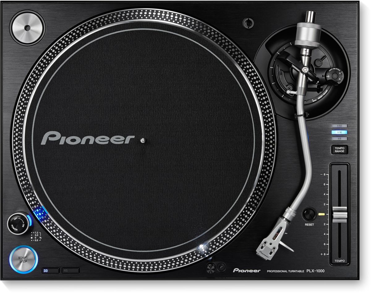 Pioneer PLX-1000 проигрыватель виниловых дисков профессиональный354119 Pioneer PLX-1000 проигрыватель виниловых дисков профессиональный354119Pioneer PLX-1000 разработан специально для диджеев с учетом полувекового опыта Pioneer в производстве высококачественных виниловых проигрывателей. В результате чего был создан знакомый всем прибор с инновационными функциями: прямым приводом с быстрым стартом, переключением диапазона питча, профессиональным качеством звука и сборки, а также отсоединяемыми кабелями. Конструкция этого проигрывателя виниловых пластинок Pioneer прекрасно поглощает вибрацию и позволяет с большой точностью воспроизводить высококачественное аудио. Усовершенствования последнего поколения, внесенные в PLX-1000, — огромный плюс для профессиональных диджеев и любителей винила. Благодаря прямому приводу и начальному крутящему моменту в 4,5 кг/см, ваши пластинки наберут скорость вращения в 33 1/3 оборотов в минуту всего за треть секунды. Это гарантия стабильного вращения и исключительное управление. Чтобы импеданс был низким, а качество звука на выходе — потрясающим, PLX имеет...