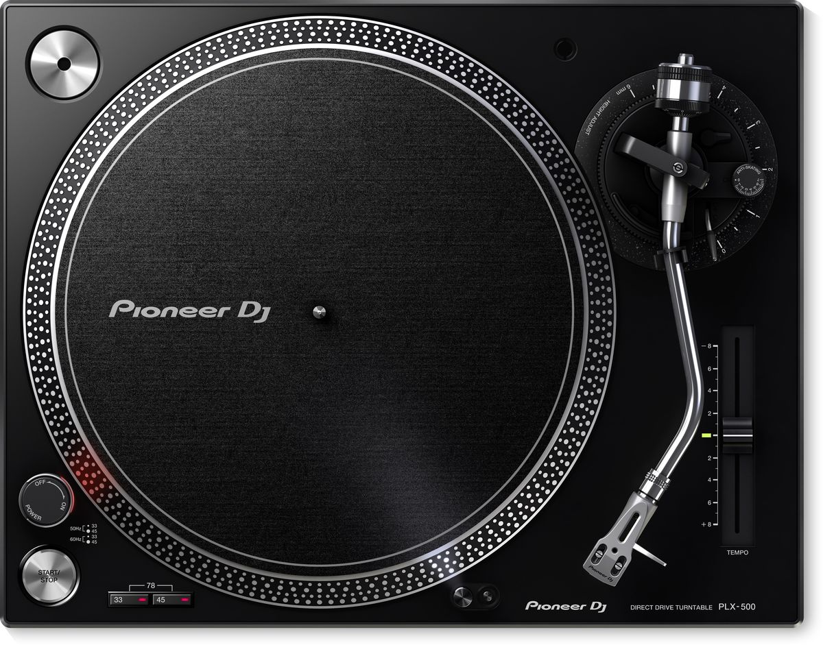 Pioneer PLX-500-K проигрыватель виниловых дисков404601 Pioneer PLX-500-K проигрыватель виниловых дисков404601Базируясь на многолетнем опыте Pioneer, PLX-500 унаследовал от профессиональной модели PLX-1000 расположение компонентов и органов управления, а так же теплое и чистое аналоговое звучание. Мотор с высоким крутящим моментом идеален для скретча. Проигрыватель поставляется в полном комплекте, включая картридж, иглу и слипмат. С помощью USB выхода можно делать высококачественные цифровые копии вашей коллекции винила в бесплатное программное приложение rekordbox. В комбинации с совместимым микшером DJM и диском таймкода RB-VS1-K Control Vinyl можно использовать PLX-500 и пакет rekordbox dvs Plus Pack для воспроизведения и цифровых файлов и скретча. Pioneer PLX-500 идеально подходит как для микширования, так и для игры в стиле скретч. Его так же можно использовать совместно с пакетом rekordbox dvs Plus Pack для проигрывания цифровых файлов. Встроенный USB выход позволяет производить оцифровку виниловых пластинок в WAV файлы высокого разрешения путем простого...