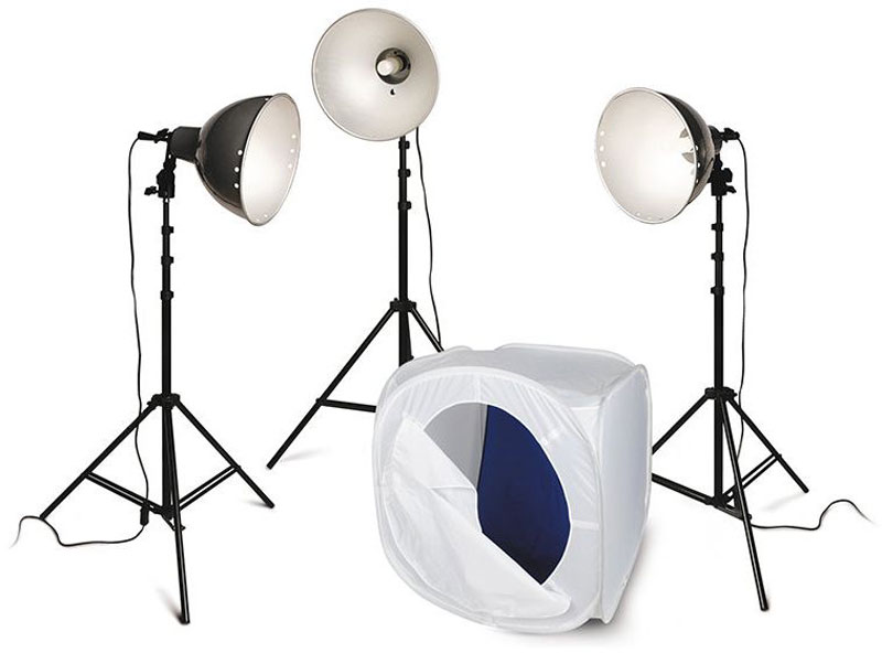 Rekam Light Macro-2 Kit комплект с лайт-кубом 50х50х50 см1519000016 Rekam Light Macro-2 Kit комплект с лайт-кубом 50х50х50 см1519000016Комплект Rekam Light Macro-2 Kit состоит из трех нерегулируемых по мощности галогенных ламп по 250 Вт с цветовой температурой 3200 °К, трех легких штативов, трех рефлекторов, и одного лайт-куба 50х50х50 см. Отличительной чертой входящих в комплект осветителей является конструкция крепежного узла патрона, который позволяет менять угол светового потока и имеет крепления для вставки фото зонта, с диаметром ножки до 9 мм. Керамические патроны рассчитаны на длительный срок службы при высоких температурах. Данный комплект предназначен для съемки небольших предметов, бюстовых портретов, фотографий на документы или виньетки. Благодаря небольшим размерам и легкости, комплект удобен для выездной съемки, и съемки фото- и видео в домашних условиях. Благодаря простоте использования, комплект может служить отличным учебным оборудованием для начинающих фотографов, приступающих к работе с постоянным светом.
