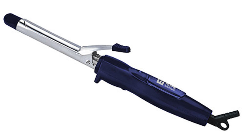 Home Element HE-HB401, Blue щипцы для завивки волосHE-HB401 Home Element HE-HB401, Blue щипцы для завивки волосHE-HB401Щипцы для завивки волос Home Element HE-HB401 со стальным нагревательным элементом и безопасным не нагреваемым пластмассовым наконечником. Идеальный инструмент для создания великолепных локонов и элегантных причесок с волнами. Стальной нагревательный элемент способствует бережному контакту волос с нагретой поверхностью, препятствуя их ломкости и способствуя естественному блеску. Щипцы легки и комфортны в работе, ими приятно пользоваться благодаря удобной ручке и предохранителю шнура от перекручивания, а их мощность обеспечивает быстрый нагрев и достижение рабочей температуры. Безопасная подставка позволяет положить щипцы в процессе завивки, а световой индикатор напомнит о том, что они в работе. Диаметр нагревательного элемента: 19 мм