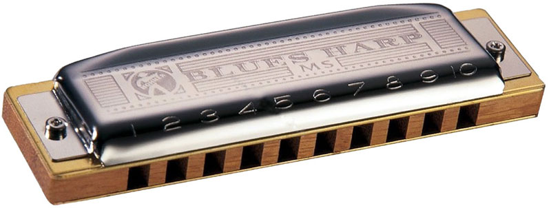 Hohner Blues Harp 532/20 MS A (M533106X) губная гармошкаDNT-16522 Hohner Blues Harp 532/20 MS A (M533106X) губная гармошкаDNT-16522Губная гармоника Hohner Blues Harp 532/20 MS A это единственный представитель MS серии с деревянным корпусом. Несмотря на то, что к деревянной гребенке платы крепятся при помощи двух винтов, эта модель сохраняет характерный хрипловато-шершавый тембр, который характерен для инструментов с деревянным корпусом. Инструмент подходит как начинающим, так и профессиональным исполнителям. Гармошка изготовлена из дерева дуссие. Оно произрастает в Западной Африке. Это одна из недорогих местных пород. Древесина дуссие имеет ровную, крупную текстуру, средний блеск и неравномерные, спутанные волокна. Затейливые переплетения волокон придают изделиям из этого дерева особую элегантность. 20 язычков Количество отверстий: 10 Платы: медь (0,9 мм) Корпус: дерево Тональность: А