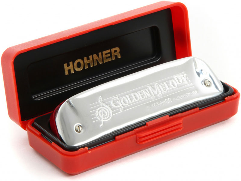 Hohner Golden Melody 542/20 A (M542106X) губная гармошкаDNT-17323 Hohner Golden Melody 542/20 A (M542106X) губная гармошкаDNT-17323От других классических моделей губных гармошек Hohner, Golden Melody отличается формой корпуса и крышек. Это значительно влияет на звук: он становится очень открытым и разборчивым. Закругленный пластиковый корпус эргономичной формы и длинные и тонкие медные язычки делают этот инструмент идеальным для игры в стилях блюз и джаз. Семь винтов очень плотно фиксируют платы к корпусу, увеличивая герметичность. Корпус выполнен из плотной пластмассы, которая значительно влияет на разборчивость звучания. Диапазон стилистического применения инструмента самый широкий. 20 язычков Количество отверстий: 10 Платы: медь (0,9 мм) Корпус: ABS пластик Тональность: А