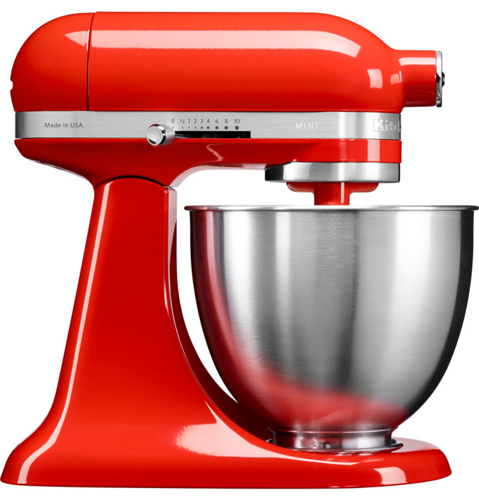 KitchenAid Mini, Red миксер (5KSM3311XEHT)5KSM3311XEHT KitchenAid Mini, Red миксер (5KSM3311XEHT)5KSM3311XEHTМиксер KitchenAid Mini идеально подходит для небольшой домашней кухни и не занимает много места. Легендарный планетарный миксер KitchenAid стал на 25% легче и на 20% компактнее, чем классический миксер Artisan с откидной головкой. При небольших габаритах эта модель обладает такой же превосходной производительностью, как и старшие братья, от которых KitchenAid Mini унаследовал элегантный узнаваемый дизайн с округлыми линиями и откидывающейся рабочей частью. Великолепная производительность: миксер способен справиться с любыми рецептами, разработанными для классических моделей KitchenAid Artisan, с перерасчетом на меньший объем. Прямой привод обеспечивает мощный крутящий момент, поэтому миксер легко справится даже с плотным тестом для лапши. Планетарное вращение: эта технология смешивания и взбивания дает наилучшие результаты за счет разнонаправленного вращения венчика и рабочей части головки миксера. Благодаря этому венчик описывает сложную спиральную...