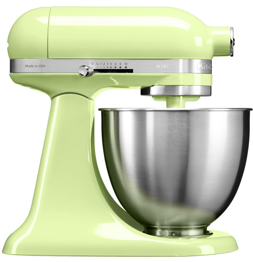 KitchenAid Mini, Light Green миксер (5KSM3311XEHW)5KSM3311XEHW KitchenAid Mini, Light Green миксер (5KSM3311XEHW)5KSM3311XEHWМиксер KitchenAid Mini идеально подходит для небольшой домашней кухни и не занимает много места. Легендарный планетарный миксер KitchenAid стал на 25% легче и на 20% компактнее, чем классический миксер Artisan с откидной головкой. При небольших габаритах эта модель обладает такой же превосходной производительностью, как и старшие братья, от которых KitchenAid Mini унаследовал элегантный узнаваемый дизайн с округлыми линиями и откидывающейся рабочей частью. Великолепная производительность: миксер способен справиться с любыми рецептами, разработанными для классических моделей KitchenAid Artisan, с перерасчетом на меньший объем. Прямой привод обеспечивает мощный крутящий момент, поэтому миксер легко справится даже с плотным тестом для лапши. Планетарное вращение: эта технология смешивания и взбивания дает наилучшие результаты за счет разнонаправленного вращения венчика и рабочей части головки миксера. Благодаря этому венчик описывает сложную спиральную...