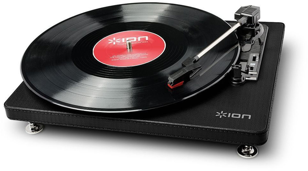 ION Audio Compact LP, Black проигрыватель виниловых дисковIONcomp ION Audio Compact LP, Black проигрыватель виниловых дисковIONcompION Audio Compact LP - простой, надежный, недорогой проигрыватель, который умеет оцифровывать пластинки в формат mp3, вращаться со скоростями 33 1/3, 45 и 78 оборотов в минуту, выводить звук через тюльпаны на внешнюю стерео-систему без использования дорогостоящего предусилителя или через USB-кабель на колонки компьютера. В проигрывателе используется керамическая игла с сапфировым напылением. Корпус покрыт прочным и приятным на вид синтетическим материалом, имитирующий кожаную отделку. Небольшие размеры устройства позволяют удобно его разместить даже при недостатке свободного места. Кроме того, он просто превосходно выглядит и станет украшением вашей комнаты.