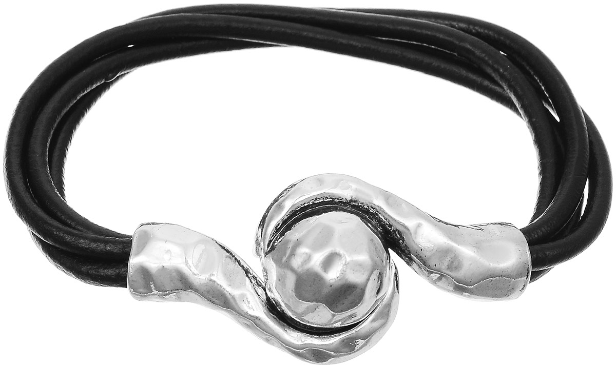 Браслет Taya, цвет: серебристый, черный. T-B-12696T-B-12696-BRAC-SL.BLACK Браслет Taya, цвет: серебристый, черный. T-B-12696T-B-12696-BRAC-SL.BLACKОригинальный браслет Taya изготовлен на четырех черных шнурах из экокожи. Изделие закрепляется на плотную магнитную застежку. Застежка скрыта в центральном украшении, в двух половинках шара. Металл на браслете имеет мятый вид, поэтому слегка поблескивает.