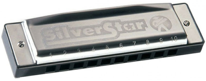 Hohner Silver Star 504/20 A (M50410X) губная гармошкаDNT-16546 Hohner Silver Star 504/20 A (M50410X) губная гармошкаDNT-16546Hohner Silver Star 504/20 A - надежная диатоническая гармошка для начинающих. Диатонические губные гармошки являются однонотными инструментами. Эти гармошки отличаются от других наличием общего воздушного канала для язычков, работающих на вдохе и выдохе, что позволяет музыканту применять в игре такие исполнительские приемы как бенд, т.е. плавное изменение высоты тона, который придает типичное блюзовое звучание, и передувание (оверблоу), который позволяет извлекать промежуточные ноты, которые не представлены в диатоническом ладу.Такие губные гармошки применяются практически во всех стилях (блюз, фолк, рок, джаз и т.д.). 20 медных язычков Строй: мажор Вид: диатоническая Количество отверстий: 10 Платы: медь (0,9 мм) Корпус: ABS пластик Материал крышки: нержавеющая сталь Тональность: A Длина: 10 см