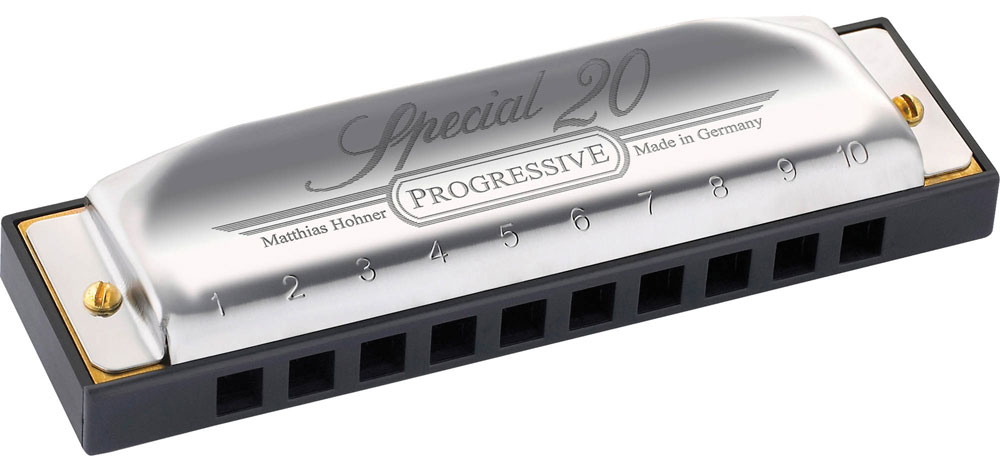 Hohner Special 20 560/20 D (M560036X) губная гармошкаDNT-16528 Hohner Special 20 560/20 D (M560036X) губная гармошкаDNT-16528Hohner Special 20 560/20 - идеальная гармошка для исполнения музыки в стилях фолк и кантри. Корпус из черного пластика, медные язычки, закрепленные шестью болтами для максимальной воздухонепроницаемости, позволяют получать теплый мягкий звук. Richter - это мажорный диатонический строй. Этот строй назван по фамилии мастера, который изготовил образец гармошки с десятью отверстиями и двадцатью язычками (раздельными для вдоха и выдоха), установленными в деревянном корпусе. Предложенный Рихтером вариант настройки с использованием диатонического звукоряда стал стандартным для настройки диатонических губных гармошек с 10 отверстиями. 20 медных язычков Строй: мажор Вид: диатоническая Количество отверстий: 10 Платы: медь (0,9 мм) Корпус: ABS пластик Материал крышки: нержавеющая сталь Тональность: D Длина: 10,5 см