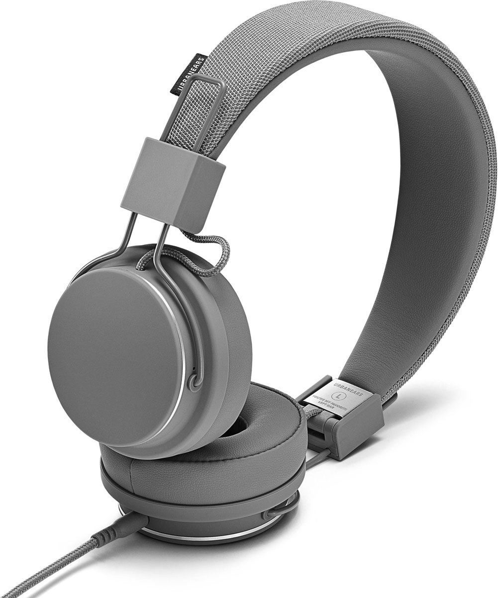 Urbanears Plattan II, Dark Grey наушники15118915 Urbanears Plattan II, Dark Grey наушники15118915Urbanears Plattan II - классические наушники Urbanears с обновлённым дизайном и новой революционной конструкцией. Последняя гарантирует непревзойдённую эргономику и высочайший уровень комфорта 24 часа в сутки благодаря особому гибкому оголовью, форму которого можно изменять в трёх плоскостях и, таким образом, обеспечивать идеальную посадку наушников. Конструкция с отсоединяемым проводом даёт возможность выбрать кабель, подходящий именно вам, а также легко менять его при необходимости. В комплекте идёт шнур с прямым и Г-образным штекером. Прочное оголовье, трансформируемое в трёх плоскостях, даёт вторым Платанам потрясающую гибкость – они отлично устроятся на голове любой формы, обеспечив максимально комфортное ношение. ZoundPlug – это разъём, позволяющий поделиться вашей музыкой с другом. Просто подключите его наушники к вашим Plattan 2 через свободный порт. Сегодня большинство плееров являются также и телефонами. Поэтому все наушники...
