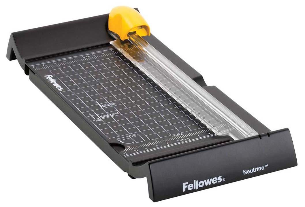 Fellowes Neutrino A5 резак дисковыйFS-54127 Fellowes Neutrino A5 резак дисковыйFS-54127Резак дисковый SafeCut™ Neutrino A5 предназначен для персонального использования. Идеален для работы с фотографиями и заламинированными документами. Длина реза 240мм, стопа 0,5мм (5 листов 80г/м2). Надежное стальное SafeCut™ Лезвие с увеличенным жизненным циклом безопасно для пользователя. Линейка, сменный марзан. .