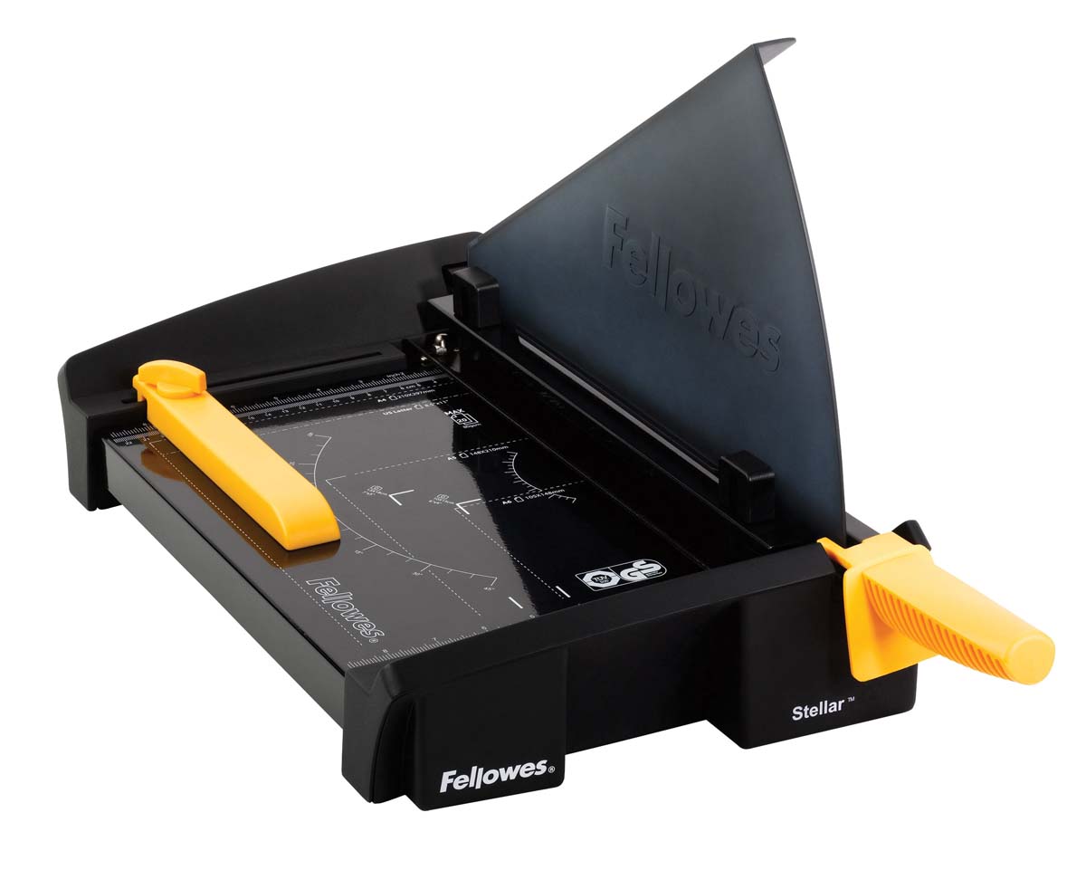 Fellowes Stellar A4 резак сабельныйFS-54380 Fellowes Stellar A4 резак сабельныйFS-54380Резак сабельный SafeCut™ Stellar A4 идеален для частого использования в офисе. Длина реза 380мм, стопа 2мм (20 листов 80гр/м2). Запатентованный SafeCut™ защитный экран предотвращает вероятность прикосновения пользователя к ножу резака во время работы. Защитный экран уже установлен, перед использованием его необходимо развернуть, что снимает проблему его неправильной установки. Без развернутого защитного экрана резак не работает. Профессиональное лезвие из нержавеющей стали, выдерживающее огромные нагрузки. Автоприжим бумаги для более точного реза. Фиксируемый крепеж края бумаги для работы с большими тиражами. Прочное металлическое основание на нескользящих ножках. .