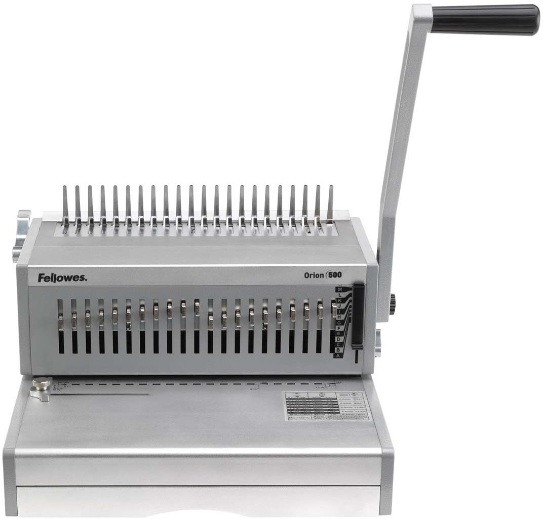Fellowes Orion переплетчикFS-56426 Fellowes Orion переплетчикFS-56426Orion 500 – профессиональный переплетчик на пластиковую пружину. Переплетчик выполнен в прочном металлическом корпусе и предназначен для интенсивного использования в большом офисе. Основные характеристики: Кол-во сшиваемых листов: 500 шт. Кол-во пробиваемых листов: 30 шт. Диапазон диаметра пружины: 6-51 мм. Гарантия: 1 год. Брошюровщик оснащен технологиями, которые ускорят и упростят переплет документов: Отключаемые пуансоны (21 шт.): Возможность создавать брошюры различных форматов. Селектор формата: Точное выравнивание листов различных форматов по краю. Изменение глубины перфорации (5 позиций): Увеличивает срок службы брошюр толщиной более 150 листов. Цельнометаллический рычаг для раскрытия пружины. Цельнометаллический съемный рычаг с вращающейся ручкой.