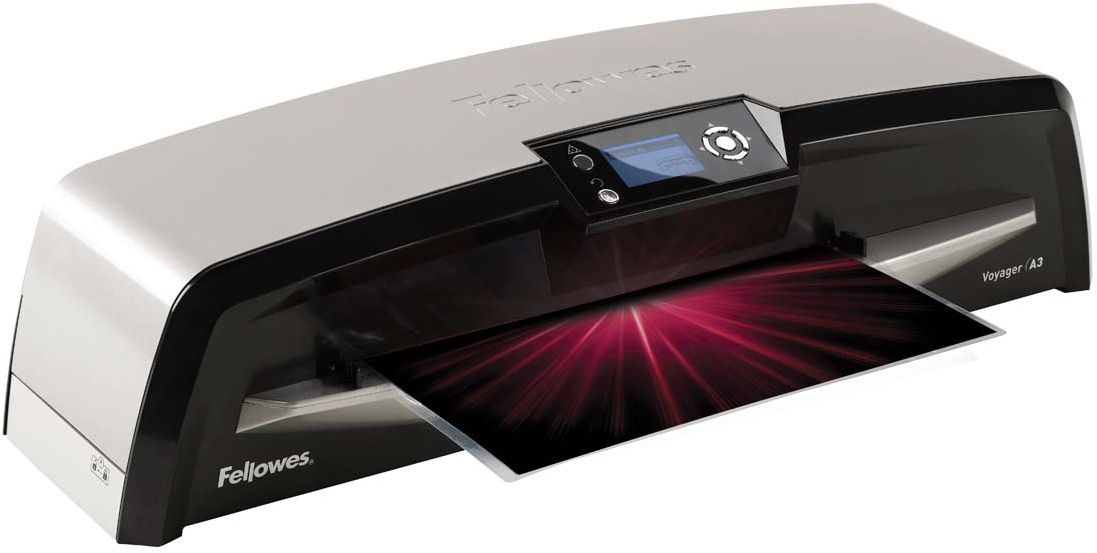 Fellowes Voyager A3 автоламинаторFS-57042 Fellowes Voyager A3 автоламинаторFS-57042Ламинатор Voyager A3 идеален для интенсивной работы в большом офисе. Благодаря новой технологии - Ременное Ламинирование, при котором документ проходит от точки входа до точки выхода, постоянно находясь между гибкими ремнями-пластинами, пользователь получает идеально заламинированный документ. Уникальная технология AutoLam™ исключает этап настройки ламинатора под каждую толщину пленки. Система автоматически определяет оптимальные настройки скорости и температуры для ламинируемой заготовки. Сенсор CleanMe сигнализирует о необходимости чистки ламинатора. Сенсор самостоятельно сканирует механизм на наличие пыли или остатков клея и, в случае их обнаружения, подает сигнал на LCD экран ламинатора. Невиданная простота обслуживания ламинатора обеспечивается технологией Easi-Access. Функция авто-реверса гарантирует исключение замятия даже в случае неверной подачи документа. Эксклюзивная технология HeatGuard™ позволяет безбоязненно дотрагиваться до ламинатора, не боясь обжечься. LCD экран...