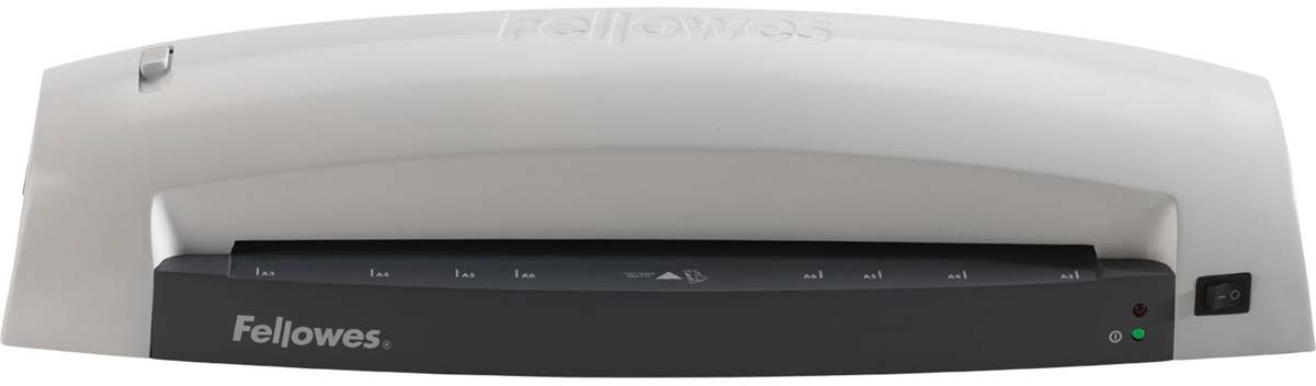 Fellowes Lunar A3 ламинаторFS-57167 Fellowes Lunar A3 ламинаторFS-57167Lunar A3 – ламинатор начального уровня для домашнего офиса и использования время от времени. Ламинатор Lunar A3 предназначен для работы с пленкой 75/80 мкм. Максимальный формат документа – А3. Ламинатор прост в управлении и не требует дополнительных настроек. Зеленый световой сигнал подскажет о готовности к работе через 6 минут после включения. Рычаг освобождения поможет изъять неправильно поданный документ. Корпус ламинатора не перегревается и безопасен при прикосновении. Ламинатор Lunar A3 позволяет надежно заламинировать документы, презентационные и рекламные материалы, фотографии, грамоты, рисунки, открытки, визитки, инструкции и многое другое. Основные характеристики: Диапазон плёнок 75 – 80 мкм Скорость ламинирования 30 см/мин. Время нагрева - 6 мин Гарантия 1 год Технологии: Jam Free механизм ClearPath обеспечивает 100% работу без заторов и зажевывания документов при использовании расходных материалов Fellowes.