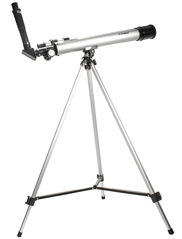 Sturman F60050М телескоп2710 Sturman F60050М телескоп2710Sturman F60050M - телескоп, построенный по оптической схеме ахроматический рефрактор. Фокусное расстояние 600 мм и диаметр объектива 50 мм делают эту модель телескопа прекрасным инструментом для любительских наблюдений за миром звезд и планет. Хорошая комплектация и удобное управление механикой монтировки позволят любителям астрономии окунуться в удивительный мир наблюдений сразу после сборки. Имеющаяся в комплекте поставки оборачивающая линза, предоставляющая пользователям правильно ориентированное изображение, позволит использовать данную модель телескопа в качестве мощной подзорной трубы с диапазоном увеличений от 30 до 150 крат. Телескоп прекрасно подходит для наблюдений за планетами Солнечной системы, с его помощью вам станут доступны такие объекты как: кратеры на Луне, большое пятно неутихающего урагана на гиганте Юпитере, знаменитая щель Кассини в системе колец Сатурна. Кроме того, вы сможете увидеть и многие тысячи объектов дальнего космоса, а именно,...