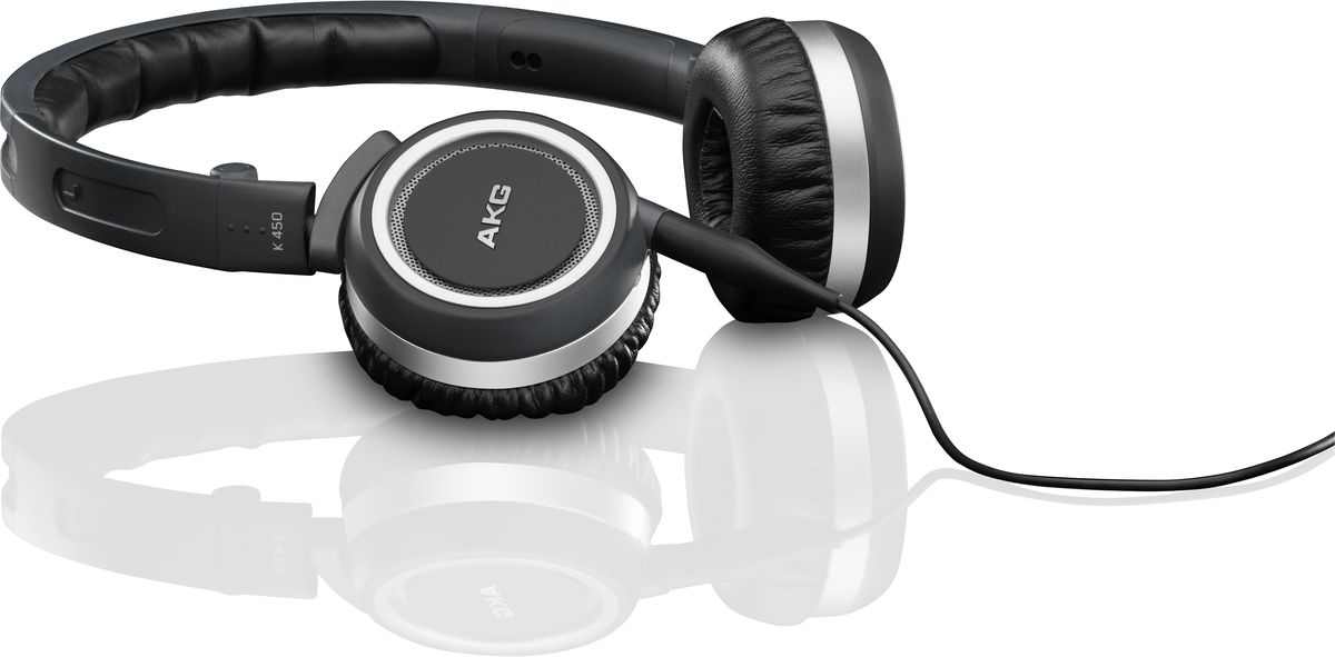 AKG K450, Navy наушникиK450BLU AKG K450, Navy наушникиK450BLUНаушники AKG K 450 удобно сидят на голове и так же удобно складываются и помещаются в небольшой чехол для переноски и хранения. Использование гарнитуры Bluetooth позволит Вам не только прослушивать любимую музыку, воспроизводимую на любом сотовом телефоне, имеющем функцию Bluetooth, но также совершать звонки в сколь угодно шумном месте. Отсоединяемый кабель обеспечивает подключение практически к любому устройству, простоту хранения и замены. Трехосевой механизм складывания гарантирует максимальную компактность при хранении и транспортировке.