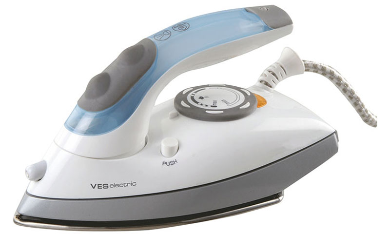 Ves 1611 утюгVES 1611 Ves 1611 утюгVES 1611Утюг Ves 1611 с тефлоновым покрытием подошвы превратит процесс глажки различных видов ткани в легкое и неутомительное занятие. Прибор обладает всеми необходимыми характеристиками для отличного результата: сухое глажение, отпаривание с регулировкой, функция разбрызгивания. Модель оснащена функцией парового удара. Утюг оснащен складывающейся рукояткой.