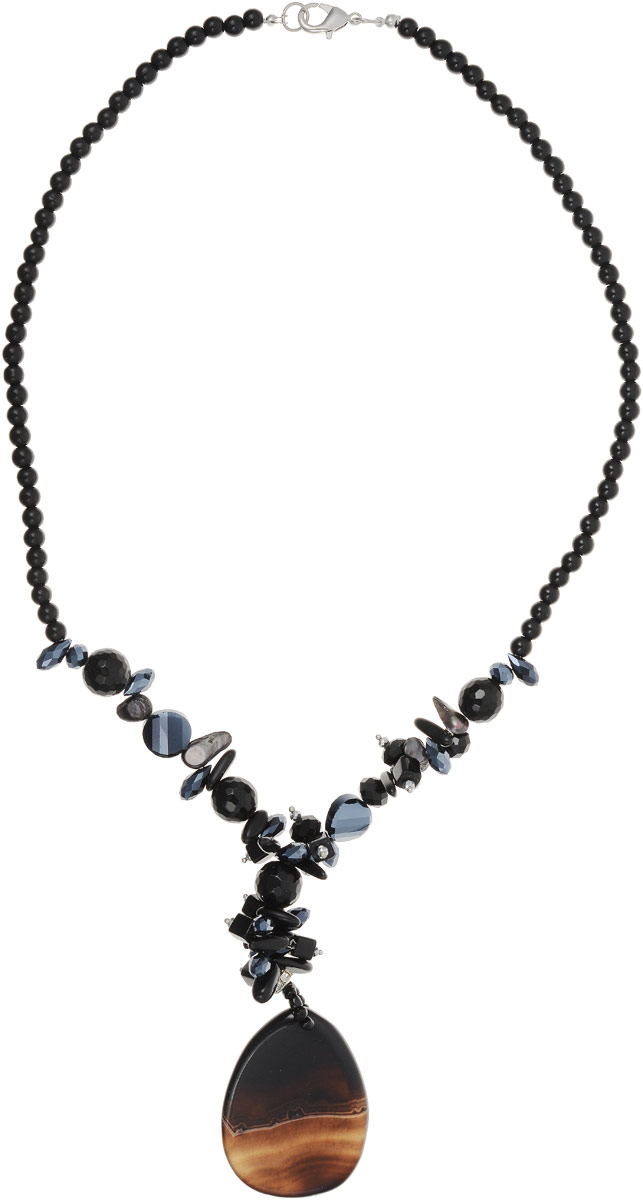 Колье Taya, цвет: черный. T-B-12713T-B-12713-NECK-BLACK Колье Taya, цвет: черный. T-B-12713T-B-12713-NECK-BLACKБусы-колье имеют удобную застежку-карабин сзади. Все украшение в сине-голубых тонах. Лазурит особенно красив на солнечном свету. «камень неба» непрозрачен и сияет как дорогая шелковая ткань. Он является символом искренности, удачи и помощником в реализации задуманного. Размер: длина цепи 62 см, длина подвески 11,0 см, центральный камень 5,5 х 3,7 см.