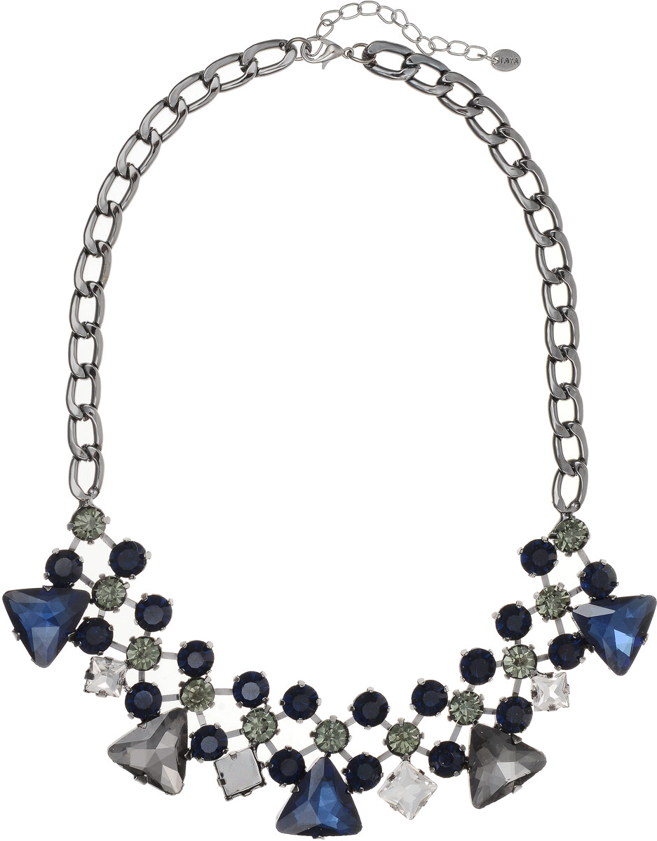 Колье Taya, цвет: серебристый, синий. T-B-8967T-B-8967-NECK-SL.BLUE Колье Taya, цвет: серебристый, синий. T-B-8967T-B-8967-NECK-SL.BLUEКолье выполнено из крупных цепей с удлиняющей цепочкой с замочком-карабином. Колье изготовлено в темном серебре, прозрачными и серо-зелеными кристаллами. Цепь имеет плоскую форму, в центре графическая решетка со стразами в кропановых закрепках.