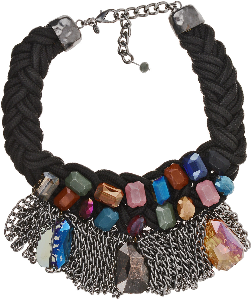 Колье Taya, цвет: черный, мультиколор. T-B-9551T-B-9551-NECK-BK.MULTI Колье Taya, цвет: черный, мультиколор. T-B-9551T-B-9551-NECK-BK.MULTIОснова украшения сплетена колоском из черных жгутиков и дополнена удлиняющей цепочкой с замочком-карабином. В центре хаотично сверкают камни разного цвета и огранки. Гламурности украшению придает сочетание металлических цепей и сверкающих кристаллов.