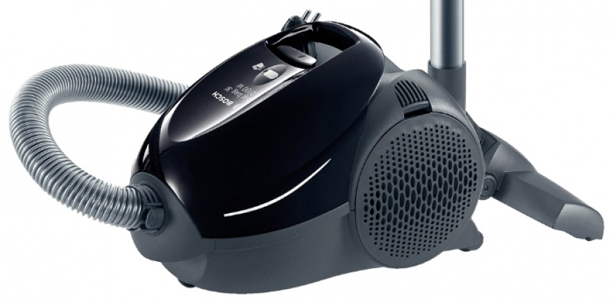 Bosch BSN2100RU, Black пылесосBSN2100RU Bosch BSN2100RU, Black пылесосBSN2100RUВ пылесосе Bosch BSN2100 идеально сочетаются компактный размер и высокая мощность. Максимальная сила всасывания достигает 300 Вт, так что этот маленький поглотитель пыли не оставит ни единой соринки в вашем доме. Благодаря гигиенической фильтрации Air Clean II достигается чистота исходящего воздуха – собранная грязь надежно удерживается внутри мешка. За счет плавной регулировки мощности вы легко сможете выбрать наиболее подходящий режим работы. Труба всасывания одним движением регулируется под необходимую длину. Если во время уборки вы на что-то отвлеклись и решили ненадолго прерваться, то шланг удобно закрепить вертикально к корпусу. Стильное черное решение идеально вписывается в любой интерьер.