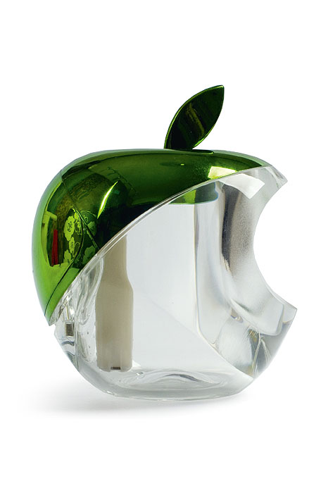 Gezatone Увлажнитель воздуха Green Apple AN-515SE7 901 Gezatone Увлажнитель воздуха Green Apple AN-515SE7 901В основе действия увлажнителя лежит образование мелкодисперсного пара, который образуется благодаряультразвуку с частотой колебаний 2МГц. Этот элемент находится в воде, и он расщепляет воду намикрочастицы размером всего около 1.5 нанометров, которые прекрасно увлажняют воздух и усваиваютсякожей. Кроме того, в приборе установлен встроенный генератор анионов, которые, распространяясь попомещению, заметно освежают его, очищая и дезинфицируя воздух. Мелкодисперсный пар, вырабатываемый прибором, способствует увлажнению и регенерации кожи, улучшаетструктуру волос, облегчает дыхание, восстанавливает нормальную работу слизистых, препятствует развитиюмногих простудных заболеваний. Преимущества ультразвукового увлажнителя Gezatone: Питание от USB-порта компьютера позволяет установить увлажнитель прямо на рабочем месте, где особеннонизкая влажность воздуха. Мельчайшие частицы воды не способны навредить электронике и технике, так чтоувлажнитель может стоять в непосредственной близости от компьютера - это абсолютно безопасно! Оптимальный баланс влажности в помещении - это профилактика многих проблем со здоровьем, улучшениесостояния кожи и волос, более легкое дыхание. Маленькие размеры и бесшумная работа позволяют использовать увлажнитель во время сна, его можноразместить в спальне и даже в детской для идеального микроклимата. Встроенный генератор анионов способствует очищению и освежению воздуха в помещении. Длительная работа и простота в использовании. Одного резервуара с водой хватает на 4 часа распыления,после чего можно долить воду, и прибор будет работать дальше. Стильный дизайн прекрасно дополнит любой интерьер и поднимет настроение! Позаботьтесь о себе и своих близких - используйте ультразвуковой увлажнитель Яблоко Gezatone!