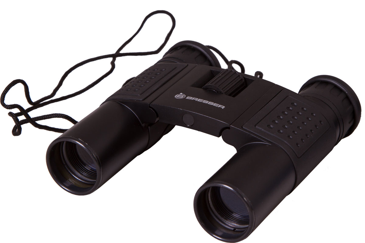 Bresser Topas 10x25, Black бинокль6065 Bresser Topas 10x25, Black бинокль6065Компактный бинокль Bresser Topas 10x25 для туристов, путешественников и натуралистов. Это гармоничноесочетание удобства использования, надежности конструкции и высоких оптических характеристик. Лучше всегоэтот миниатюрный бинокль проявит себя при дневных наблюдениях: изучении птиц, просмотре спортивныхмероприятий, исследовании дикой природы. Благодаря металлическому корпусу он переживет любые дорожныепотрясения.Бинокль Bresser Topas 10x25 обеспечит получение качественной и высококонтрастной картинки, правильнопередаст цвета и позволит рассмотреть удаленные предметы в мельчайших деталях. Все оптические элементыизготовлены из стекла, а внешние линзы имеют полное просветление. Чтобы сделать картинку максимальночеткой, вы можете откорректировать диоптрии окуляров и точно настроить фокус. Можно отрегулироватьмежзрачковое расстояние, просто переместив оптические трубы. Боковые части бинокля имеют резиновыепокрытие для удобства и надежности захвата.