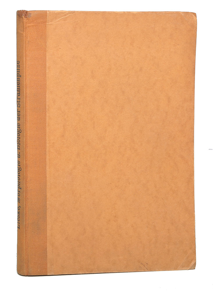 Morphologie und Biologie der Strahlenpilze (Actinomyceten)0120710 Morphologie und Biologie der Strahlenpilze (Actinomyceten)0120710Лейпциг, 1921 год. Издательство Verlag von Gebrueder Borntraeger. Богато иллюстрированное издание. Владельческий переплет. Сохранность хорошая. Вниманию читателей предлагается пособие по микробиологии на немецком языке, посвященное морфологии и биологии актиномицетов. Актиномицеты - порядок бактерий, имеющих способность к формированию на некоторых стадиях развития ветвящегося мицелия (некоторые исследователи, подчёркивая бактериальную природу актиномицетов, называют их аналог грибного мицелия тонкими нитями) диаметром 0,4-1,5 мкм, которая проявляется у них в оптимальных для существования условиях. Имеют кислотоустойчивый тип клеточной стенки, которая окрашивается по Граму как грамположительная, однако по структуре ближе к грамотрицательным. Характеризуются высоким (60-75 %) содержанием ГЦ пар в ДНК. Наиболее распространены в почве: в ней обнаруживаются представители почти всех родов актиномицетов. Актиномицеты обычно составляют четверть бактерий,...