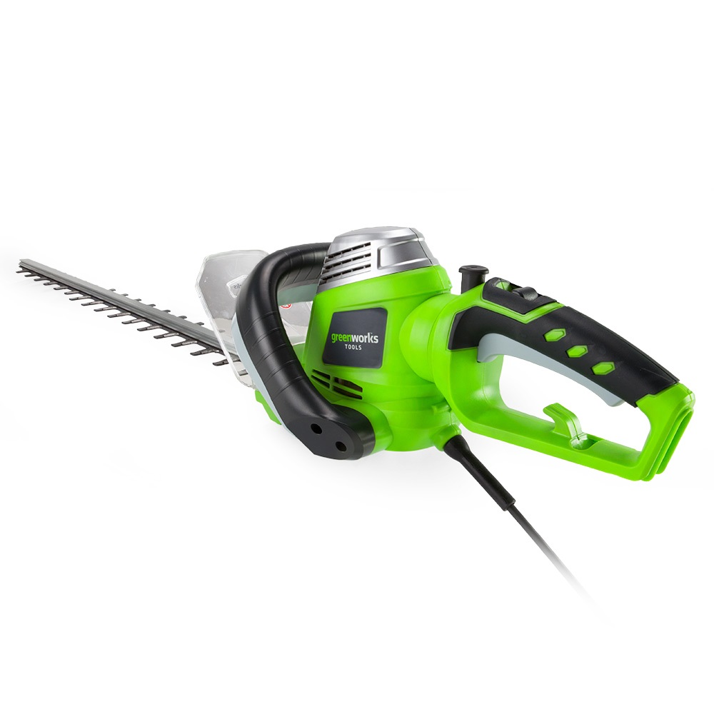Кусторез электрический Greenworks GHT7068, 700 Вт, 68 смF0150739RA Кусторез электрический Greenworks GHT7068, 700 Вт, 68 смF0150739RAКусторез электрический Greenworks GHT7068 - это надежный инструмент для ухода за живыми изгородями, садовыми деревьями и кустами. Малый вес и удобная прорезиненная ручка позволяют удобно и легко работать без усталости. Для безопасной работы устройство оснащено предохранителем от случайного включения и щитком для защиты рук.Преимущества модели:- Работа от сети 220 В.- Не требует времени для подготовки к работе, включение нажатием одной кнопки.- Двусторонняя режущая часть (68 см).- Прорезиненная ручка.- Малый вес.- Предохранитель от случайного включения и щиток для защиты рук.Технические характеристики:Двигатель: щеточный.Мощность: 700 Вт.Длина полотна: 68 см.Скорость, без нагрузки: 3200 об/мин.Ширина среза: 3,2 см.Вес: 3,5 кг.Угол вращения рукояти: 180°.Остановка лезвий: менее 1 секунды.