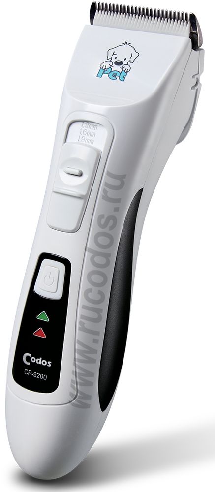 Машинка для стрижки животных Codos СР-92000120710 Машинка для стрижки животных Codos СР-92000120710Это машинка роторного типа, работает от аккумулятора и от сети 220V.Машинка с низким уровнем шума - дает возможность снизить уровень тревожности у животного во время стрижки.Новейший аккумулятор LiFePO4 разработанный на основе нанофосфатной технологии – всего после 1,5 часов зарядки, работает 2 часа без подзарядки.Съёмный аккумулятор возможно заряжать автономно (отдельно от машинки). Таким образом, Вы получаете полную свободу от проводов. Вам потребуется только иногда менять аккумуляторы (один ставим на зарядку, на другом – работаем)a.Можно работать от сети, если разрядился аккумулятор.Нож/лезвие – с регулировкой длины 1-3 мм (если стричь не против роста волос), ширина 45 мм - нержавеющая сталь отличного качества, движущаяся часть ножа - керамика.Нож съемный - легко чистится и заменяется на новый в случае необходимости. Не требует заточки, длительное время остается острым u подходит для любого типа шерсти собак и кошек .Идеально подходит для домашнего и салонного использования.