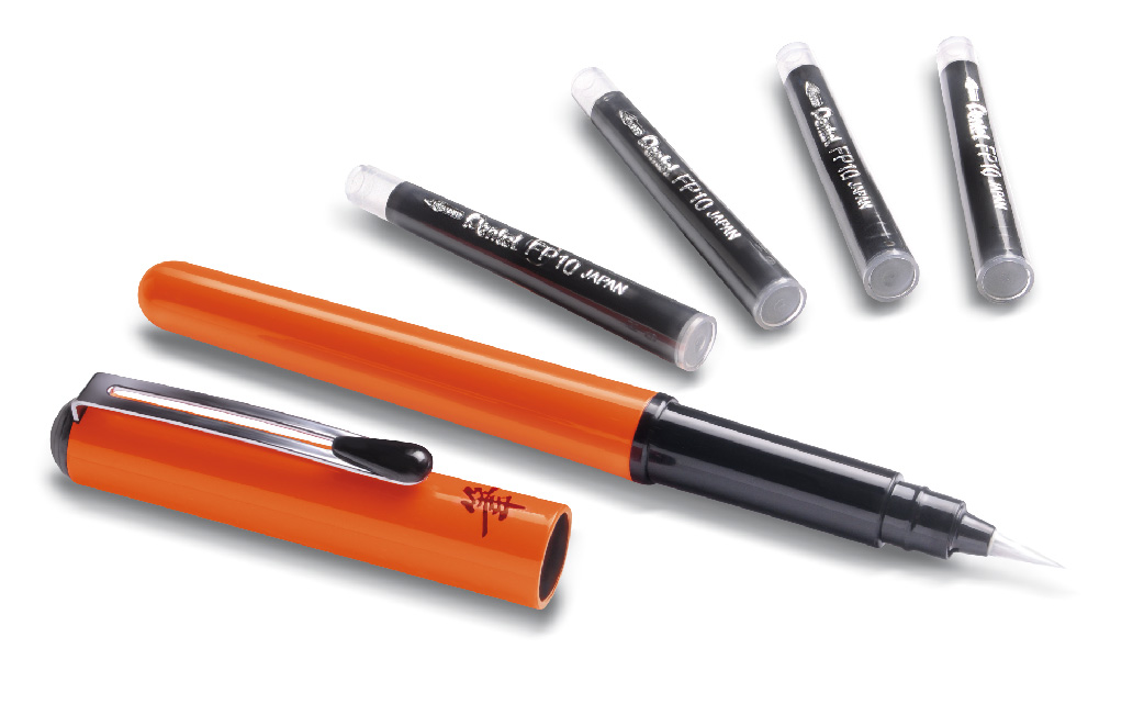 Pentel Ручка-кисть для каллиграфии Brush Pen цвет корпуса оранжевый + 4 картриджа72523WD Pentel Ручка-кисть для каллиграфии Brush Pen цвет корпуса оранжевый + 4 картриджа72523WDРучка-кисть Pocket Brush Pen в оранжевом корпусе для каллиграфии и быстрого рисунка. Первоклассный инструмент для художника! Нарядный лаковый корпус мягкого оранжевого цвета, оформленный японским иероглифом. Защитный колпачок с металлическим клипом. Яркие черные пигментные чернила. Долговечная нейлоновая кисть позволяет создавать любые по толщине линии. Кисть поставляется в комплекте с 4-мя запасными картриджами.