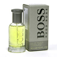 Hugo Boss Туалетная вода Boss Bottled, 30 мл0737052351001 Hugo Boss Туалетная вода Boss Bottled, 30 мл0737052351001Bottled Hugo Boss принадлежит к древесной и пряной группам ароматов. Композиция от парфюмеров из Hugo Boss предназначена для сильной половины человечества. К верхним нотам этого немецкого парфюма можно отнести аккорды сливы, дубового мха, зеленого яблока, цитрусов, бергамота, герани и лимона. В качестве сердечных оттенков были выбраны ноты махагони, гвоздики и корицы. Аккорды сандалового дерева, оливкового дерева, ванили, ветивера и кедра выступают в качестве базовых оттенков. Верхняя нота: Яблоко, Цитрусовые фрукты. Средняя нота: Корица, Герань, Гвоздика. Шлейф: Сандаловое дерево, Кедр, Оливковое дерево. Яблоко и корица - секрет успеха. Дневной и вечерний аромат.