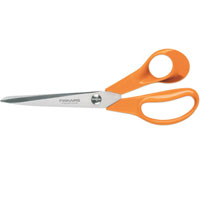 Ножницы Fiskars Functional Form общего назначения, 21 смCM000001326 Ножницы Fiskars Functional Form общего назначения, 21 смCM000001326Ножницы Fiskars идеальны для всех видов работ по дому, в школе или в офисе. Эргономичный дизайн и удобные ручки обеспечивают работу без усилий.Ручки ножниц выполненны из нетоксичной сверхпрочной пластмассы без содержания кадмия. Уникальный способ соединения ручек с лезвием гарантирует прочный спай между ними. Граненое лезвие для точного среза. Дизайн высококачественных нержавеющих стальных лезвий позволяет использовать режущую поверхность по всей длине лезвия. Оптимальная твердость лезвий 57 единиц по Роквеллу обеспечивает длительную остроту лезвий. Допускается мытье в посудомоечной машине и стерилизация в автоклаве при температуре не более 137 градусов. Характеристики: Общая длина ножниц: 21 см. Длина лезвия: 13 см. Материал: нержавеющая сталь, пластмасса. Производитель: Финляндия. Артикул: 859853. Компания Fiskars была основана в 1649 году в маленькой финской деревушке Фискарс. Сегодня Fiskars является мировым лидером по производству ножниц, режущего и садового инструмента, и других товаров.Знаменитые ножницы Fiskars с оранжевыми ручками стали символом обязательства конструировать и изготовлять товары, которые точны и легки в использовании. Оранжевый цвет - это цвет эргономичных ручек ножниц, впервые в мире произведенных в 1967 году. Этот дизайн был гораздо более удобен и предполагал большую точность в изготовлении, чем окрашенные металлические ручки, которые были в то время стандартом. Новые ножницы также имели инновационые лезвия, которые были исключительно легкими, к тому времени еще и надежными. Результатом стал беспрецедентный уровень комфорта, практичности и прочности.
