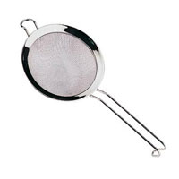 Сито Tescoma Chef, диаметр 12 см428046 Сито Tescoma Chef, диаметр 12 см428046Сито Tescoma Chef, выполненное из высококачественной нержавеющей стали, станет незаменимым аксессуаром на вашей кухне. Удобная ручка-пруток не позволит выскользнуть изделию из вашей руки. Прочная стальная сетка и корпус обеспечивают изделию износостойкость и долговечность. Сито оснащено специальным ушком, за которое его можно подвесить в любом месте. Такое сито поможет вам процедить или просеять продукты и станет достойным дополнением к кухонному инвентарю. Можно мыть в посудомоечной машине.